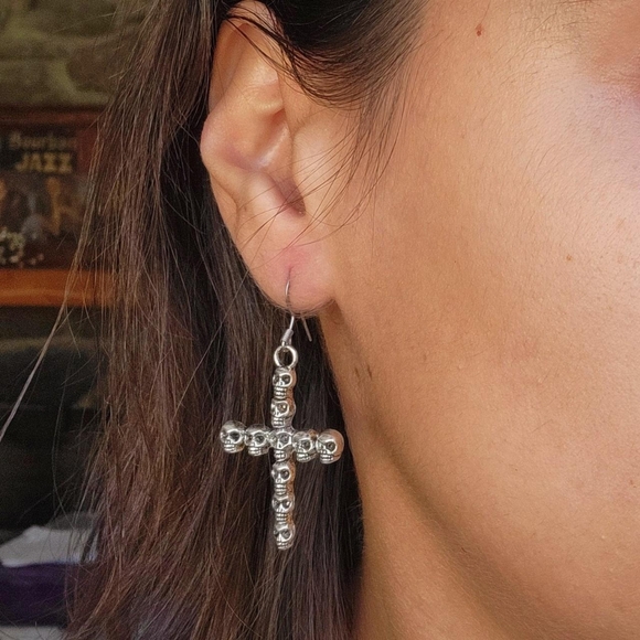 Pair of Silver Simple Classic Skull Skeleton Bones Cross Hook Drop Earrings - Picture 3 of 8